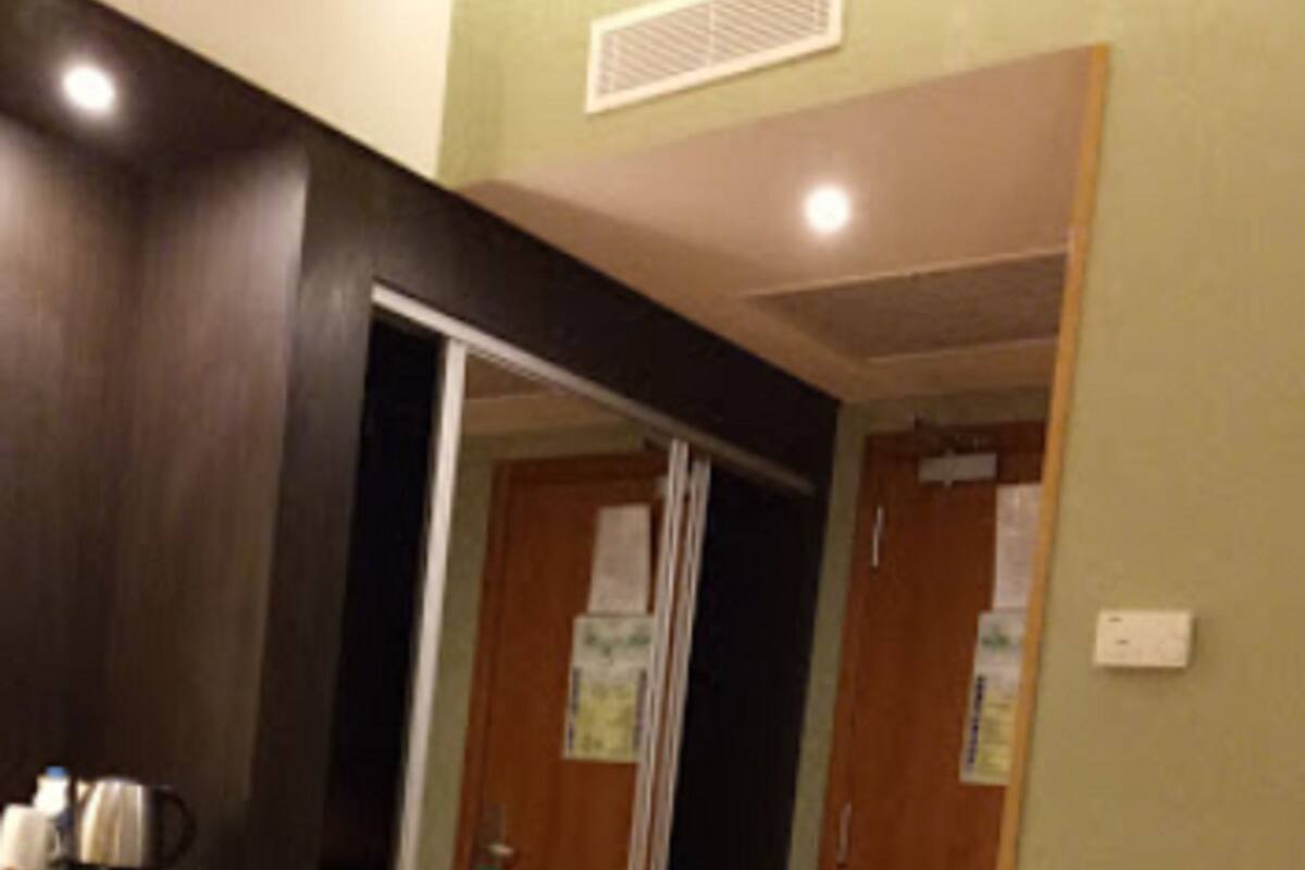 Standard Room | Minibar (some free items), in-room safe, desk, blackout drapes