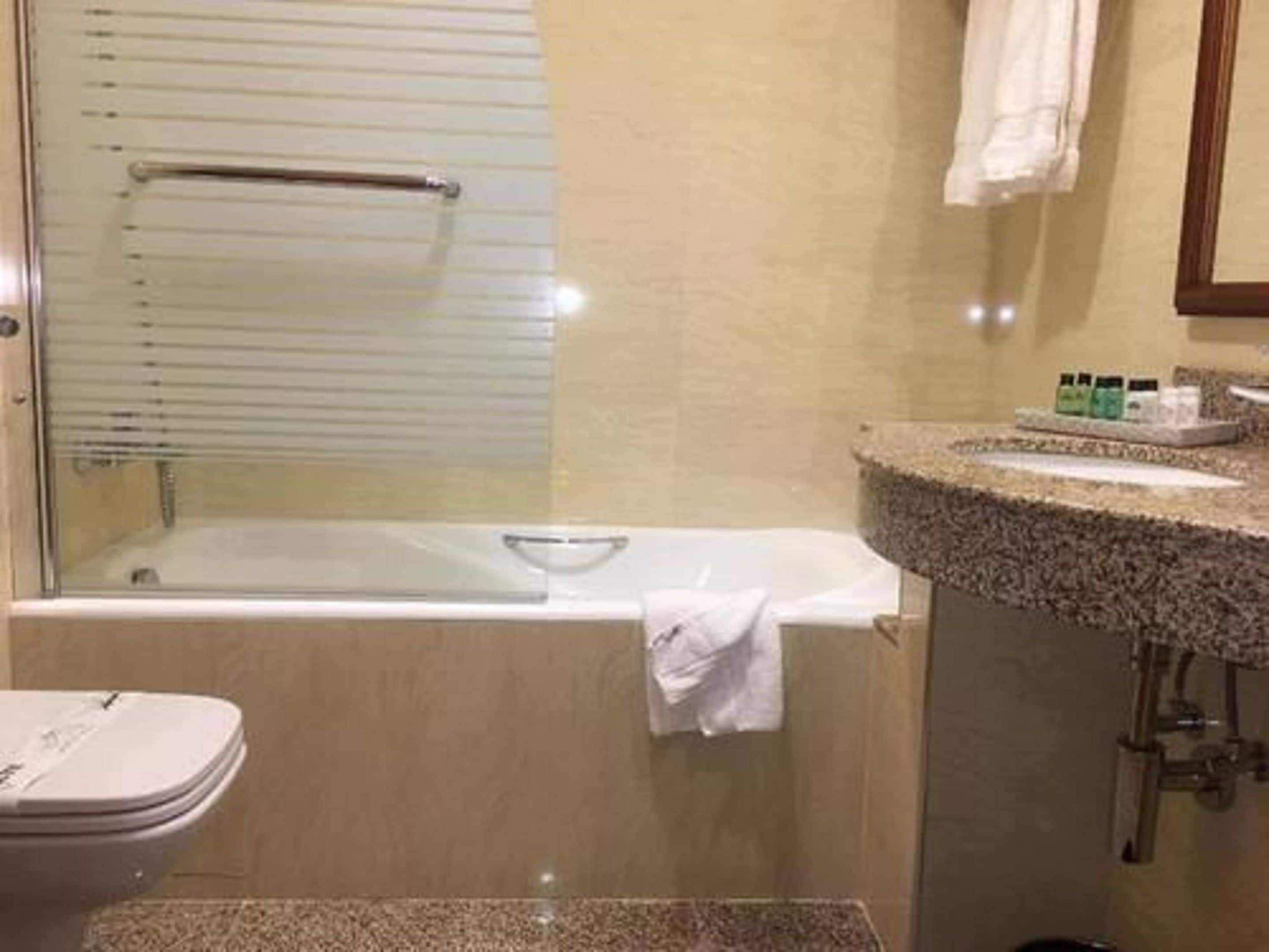Deep-soaking bathtub