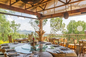 Se sirven desayunos, almuerzos y cenas; cocina local e internacional