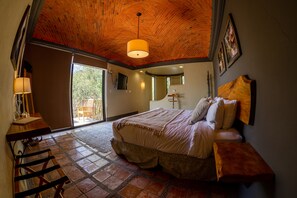 Suite superior, 1 cama King size | Caja de seguridad en la habitación, escritorio y ropa de cama