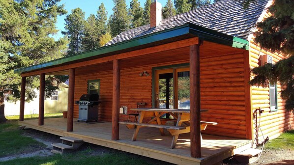 Wolf Cabin | Terrace/patio - Cole Cabins (Deadwood)