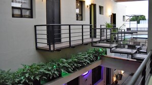 A multi-level outdoor terrace with a railing, potted plants, and a seating area. - Independencia Dos 7 Hotel Boutique (Querétaro)