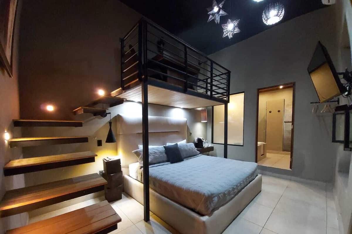 Suite de diseñador, 1 habitación, tina, planta baja | 1 habitación, ropa de cama de alta calidad y edredón