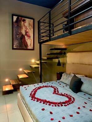 ห้องดีไซน์สวีท, 1 ห้องนอน, อ่างอาบน้ำ, ชั้นล่าง | เครื่องนอนระดับพรีเมียม, ผ้านวมขนเป็ด, ตู้น ิรภัยในห้องพัก