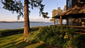 A wooden cabin with a view of a lake and sailboat. - Captain Whidbey (Coupeville)