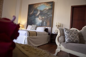Minibar, desk, laptop workspace, soundproofing - Hotel Flore Boutique (Cuenca)