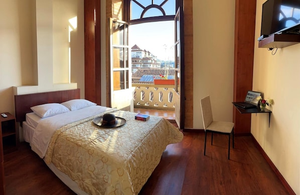 Minibar, desk, laptop workspace, soundproofing - Hotel Flore Boutique (Cuenca)