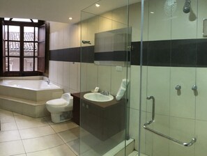 Superior Studio Suite, 1 Katil Ratu (Queen), Jetted Tub, City View | Bilik Mandi | Kelengkapan dandanan diri percuma, pengering rambut, lantai dipanaskan 