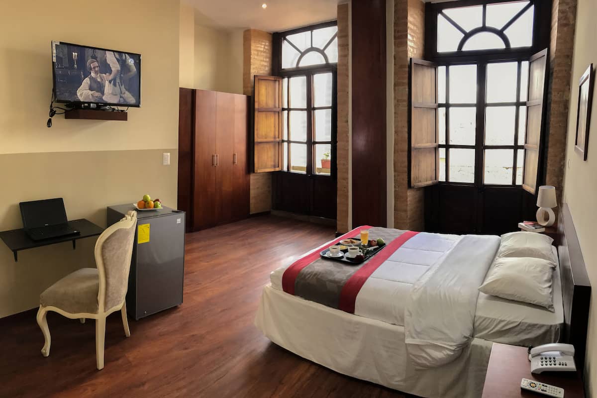 1 Schlafzimmer, Minibar, Schreibtisch, laptopgeeigneter Arbeitsplatz