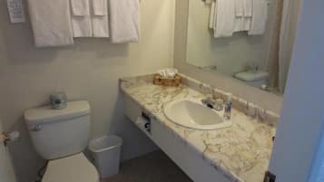 Combined shower/tub, free toiletries, towels