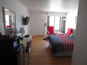 Room, 1 King Bed | Desk, free WiFi, bed sheets - Imperial Motel (Grand Forks)