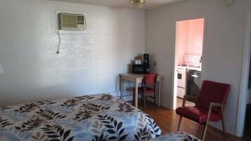 Double Room | Desk, free WiFi, bed sheets