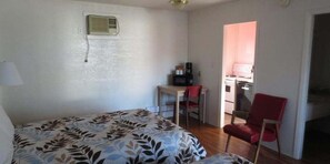 Double Room | Desk, free WiFi, bed sheets - Imperial Motel (Grand Forks)