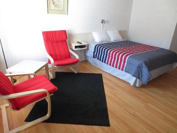 Zimmer, 1 King-Bett | Schreibtisch, kostenloses WLAN, Bettwäsche
