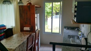 Oven, kompor, mesin pembuat kopi/teh, dan peralatan masak/sendok-piring