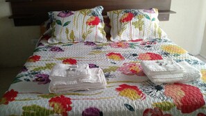 1 bedroom, down duvets, in-room safe, free WiFi - La Poustinia (Maipu)