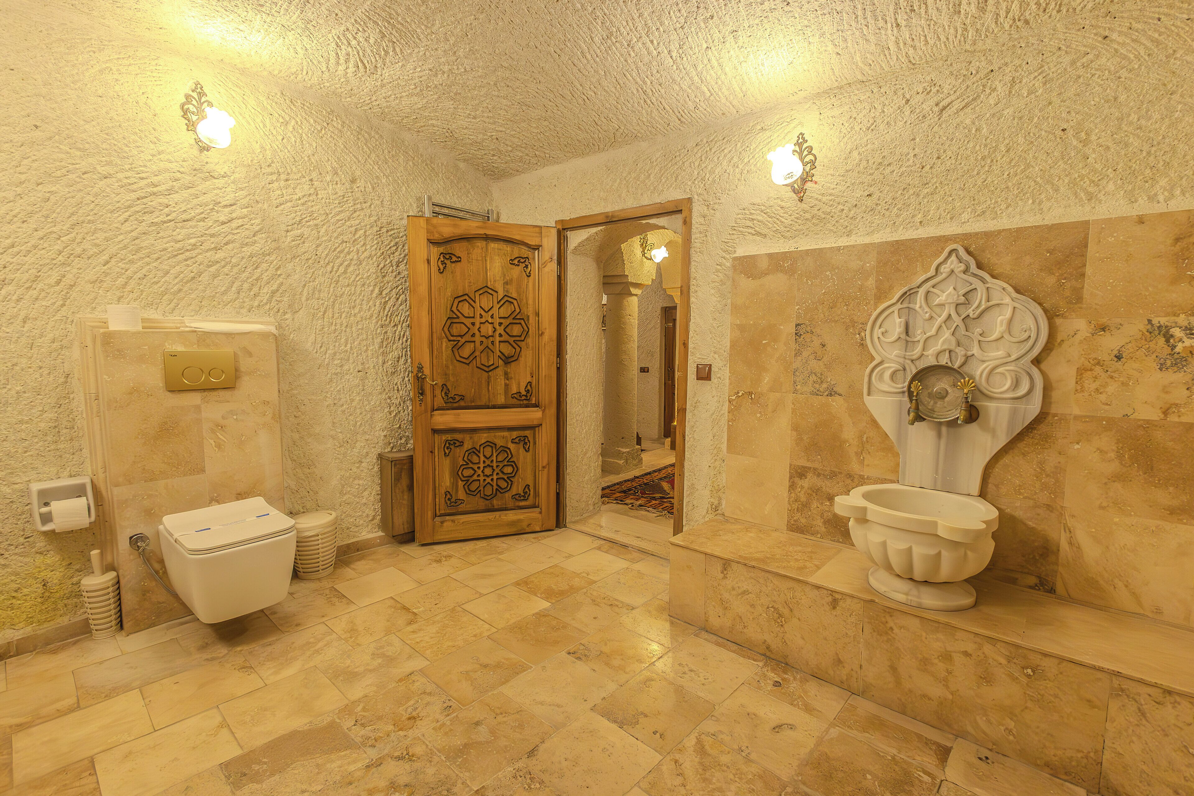 royal suite | bathroom | free toiletries, hair dryer, slippers, towels