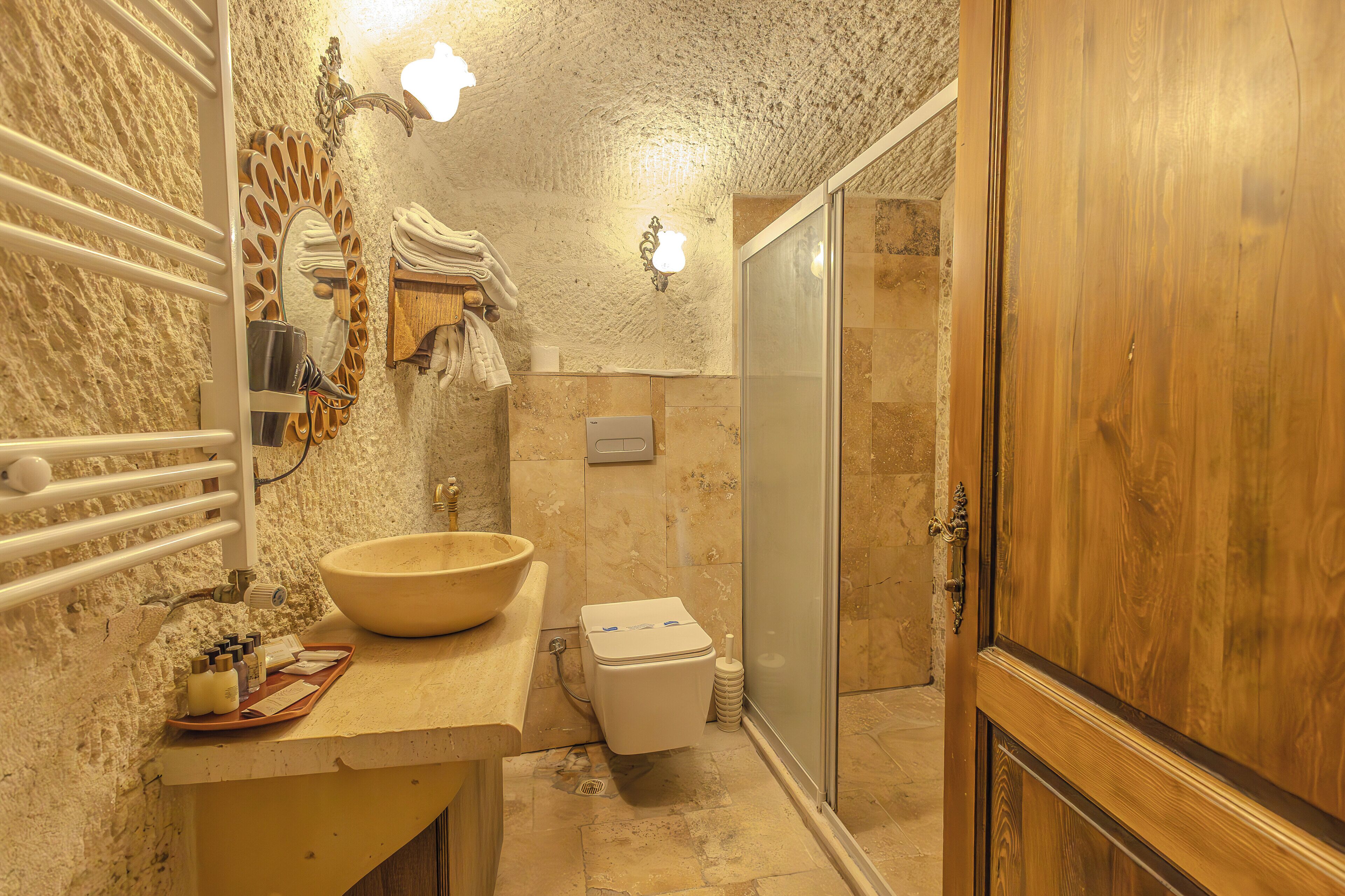 standard room | bathroom | free toiletries, hair dryer, slippers, towels