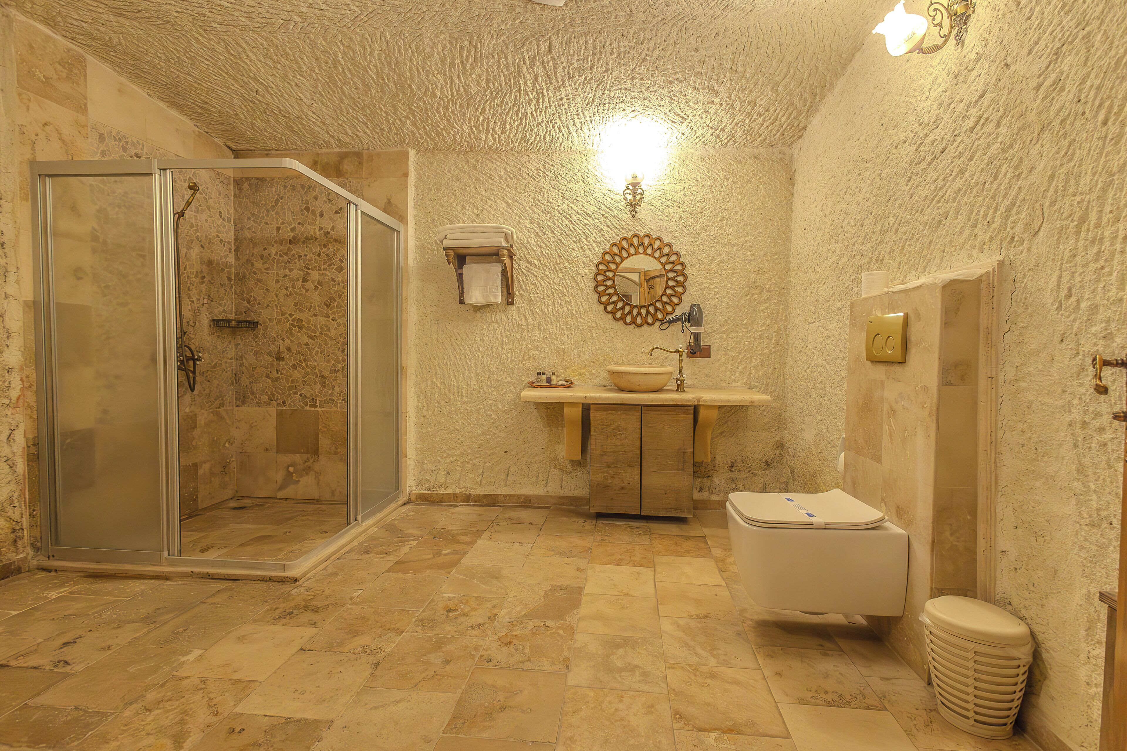 royal suite | bathroom | free toiletries, hair dryer, slippers, towels