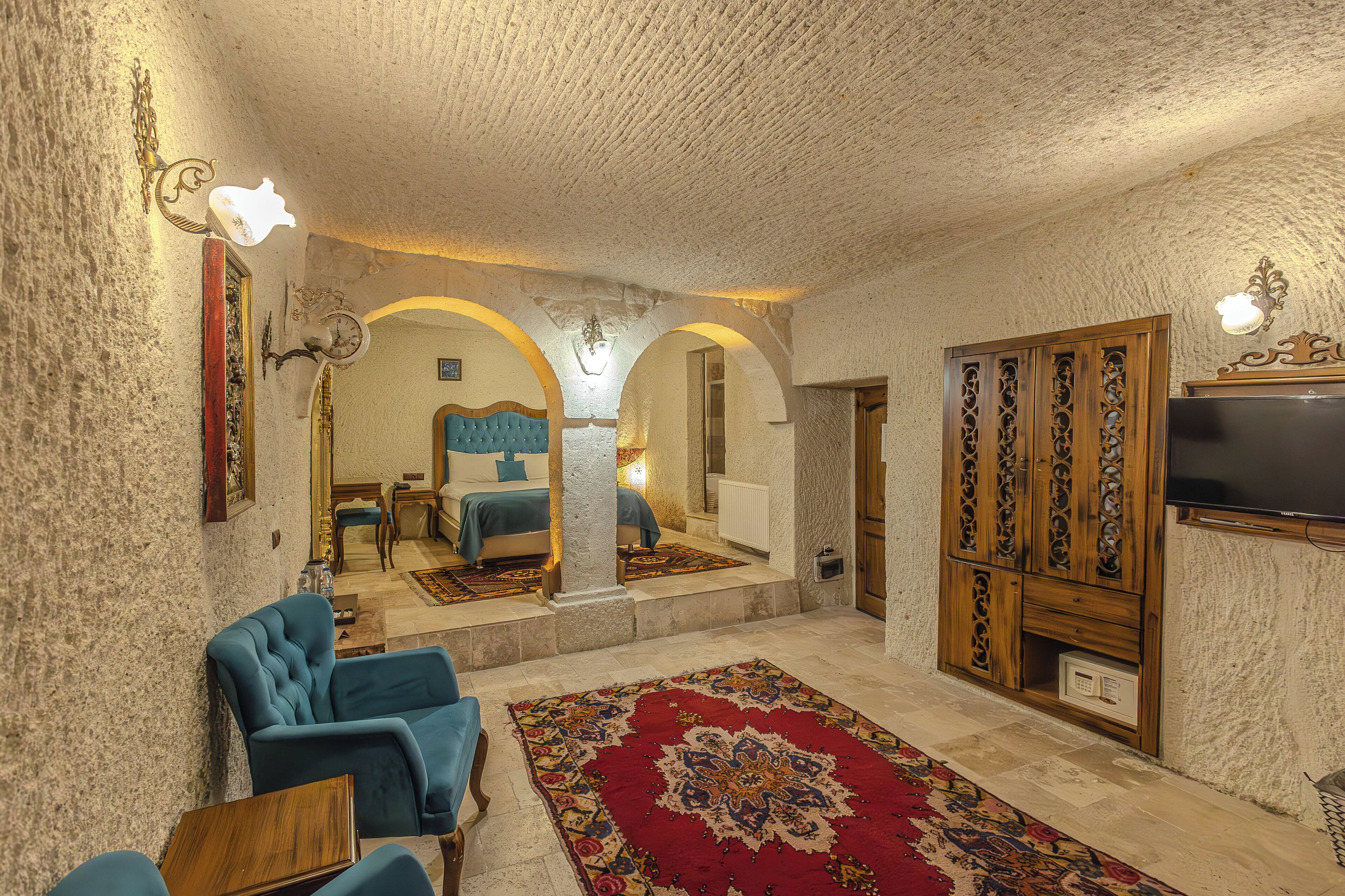 royal suite | living area | 32-inch lcd tv with satellite channels, tv