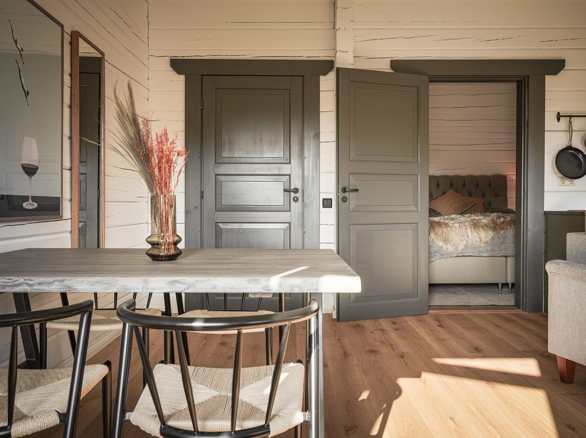 Ett kompakt bostadsutrymme med en matplats, en soffa och en säng.