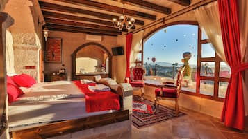 Minibar, sistema de insonorización y tabla de planchar con plancha