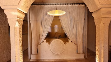 Suite Cave  | 1 bedroom, minibar, soundproofing, iron/ironing board