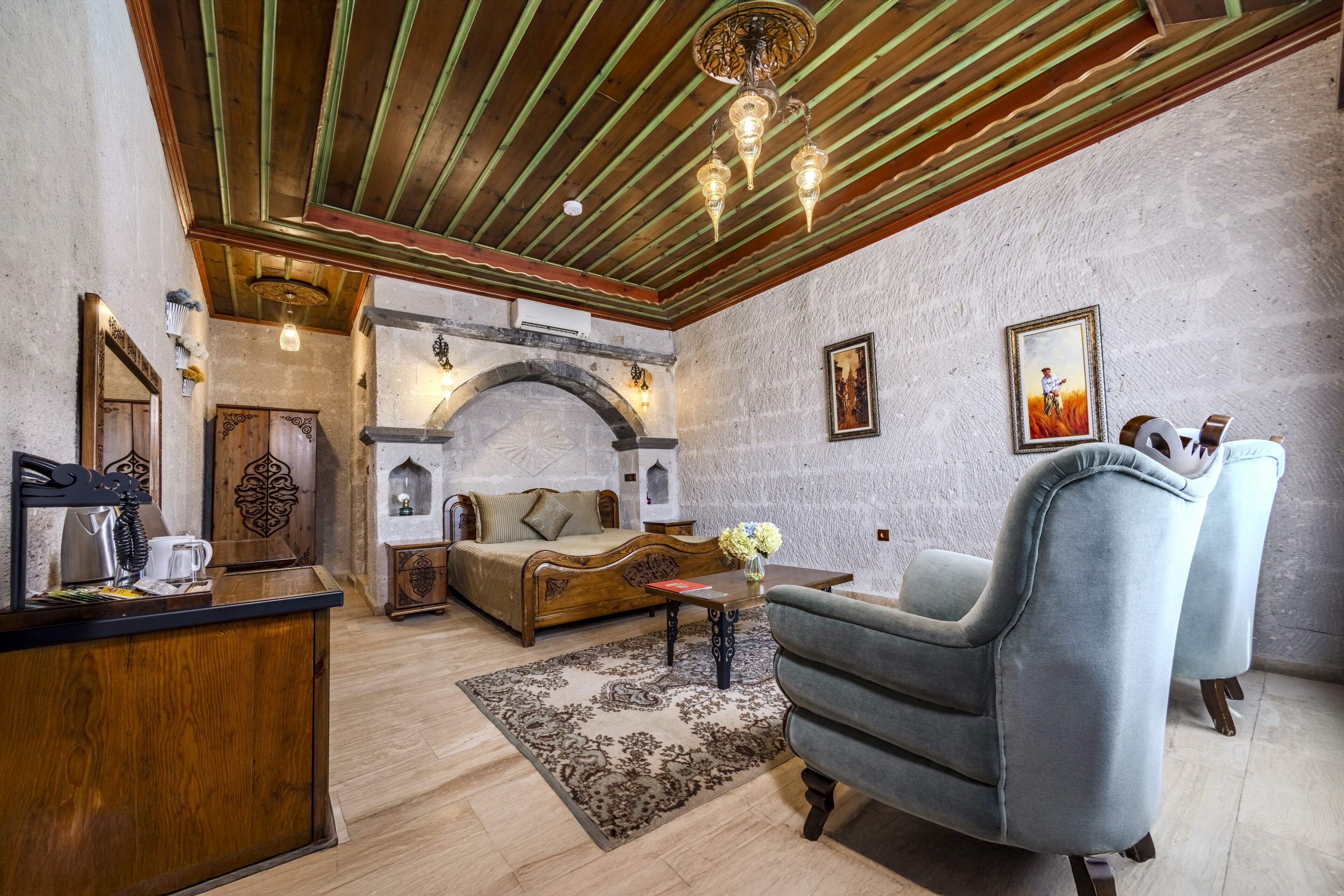 Minibar, sistema de insonorización y tabla de planchar con plancha 