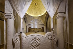 Minibar, sistema de insonorización y tabla de planchar con plancha