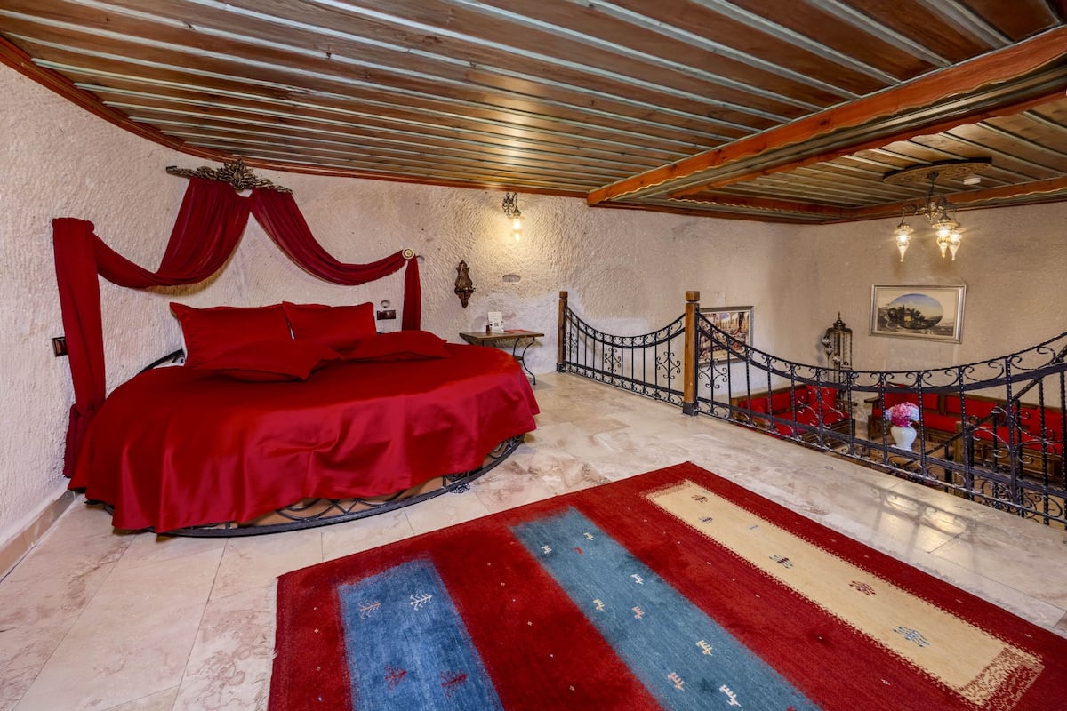 King Cave Suite