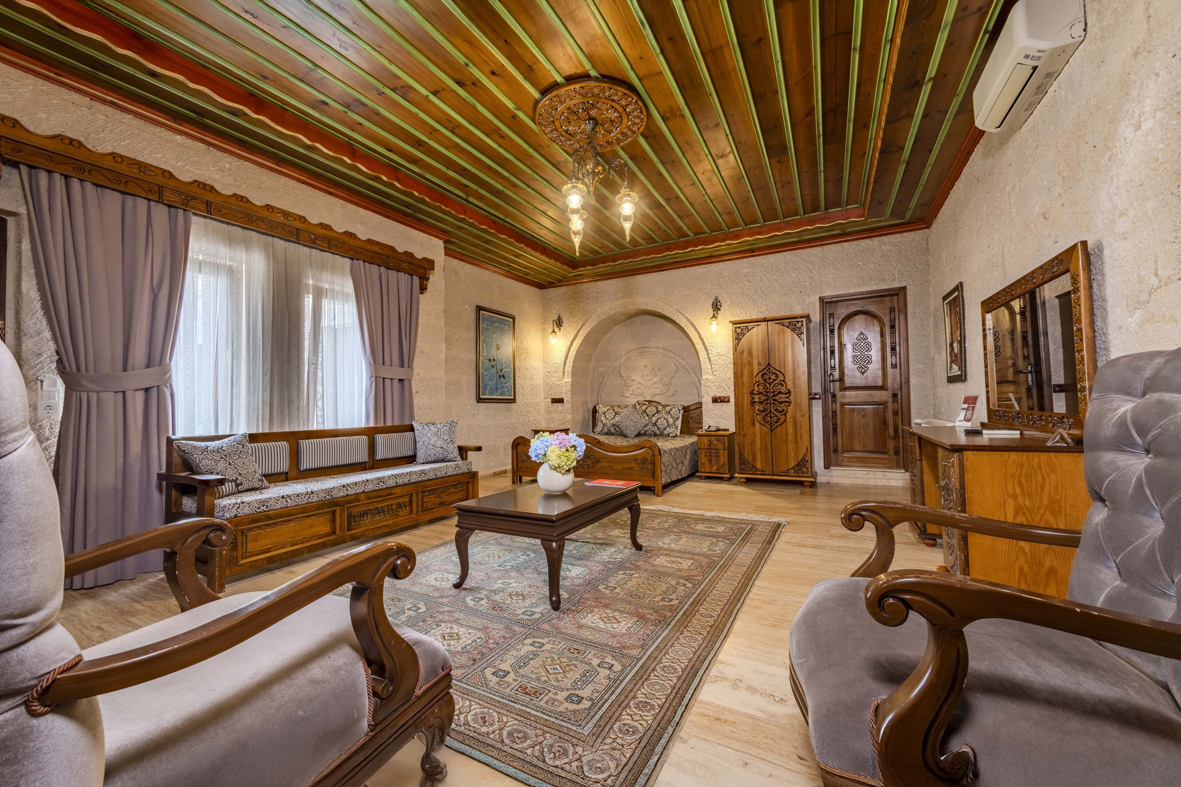 Minibar, sistema de insonorización y tabla de planchar con plancha 