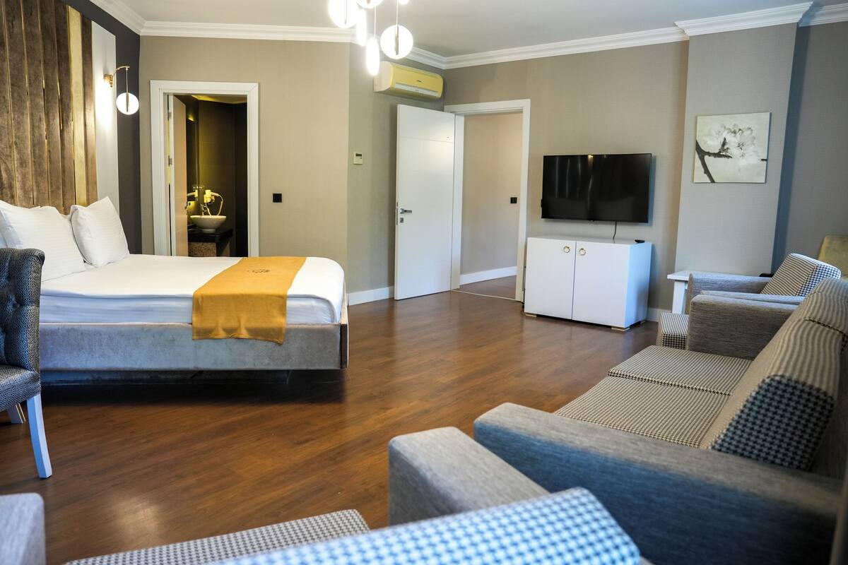 Suite | Premium bedding, minibar, in-room safe, desk