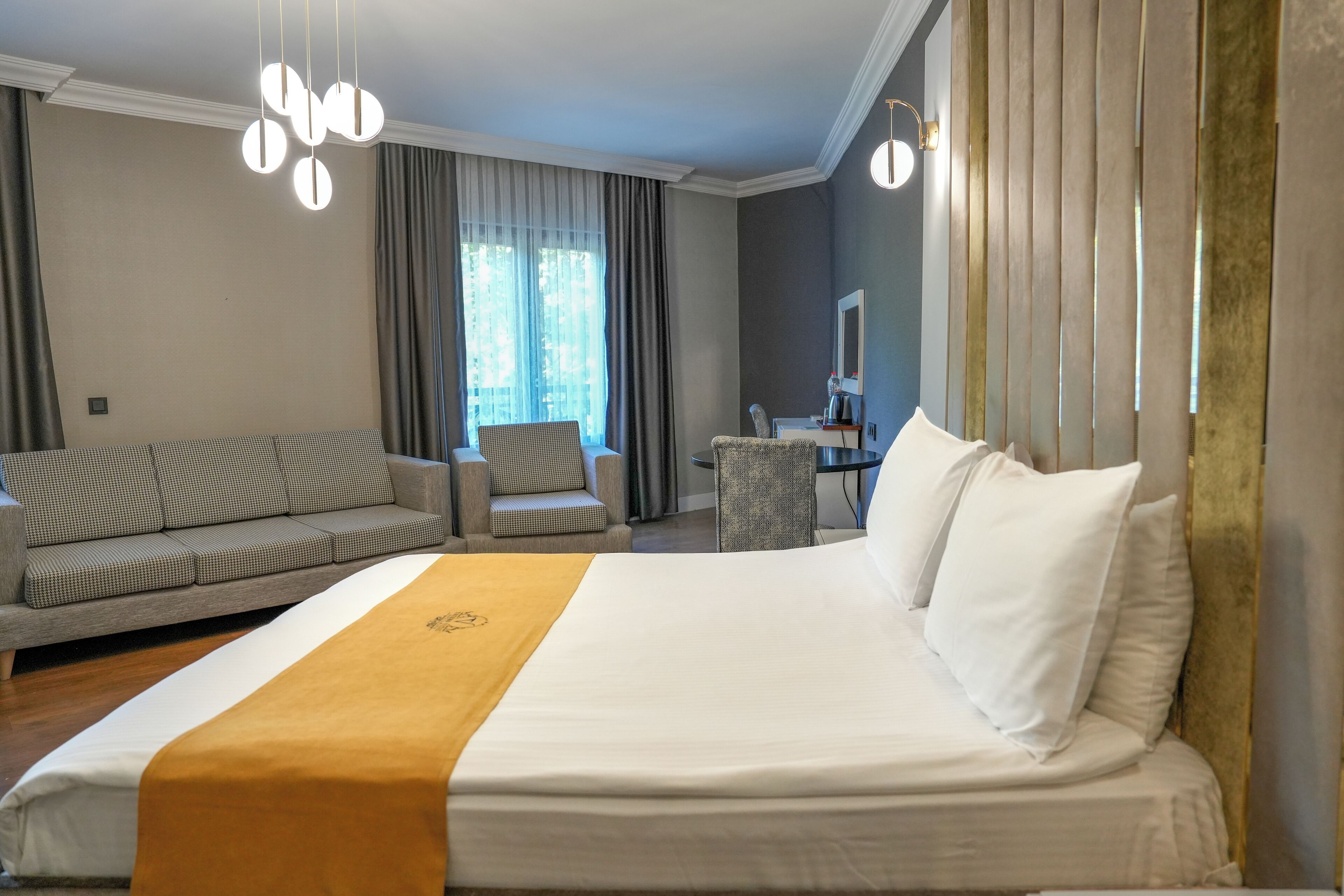 suite | premium bedding, minibar, in-room safe, desk