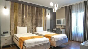 Suite | Sengetøy av topp kvalitet, minibar, safe på rommet og skrivebord