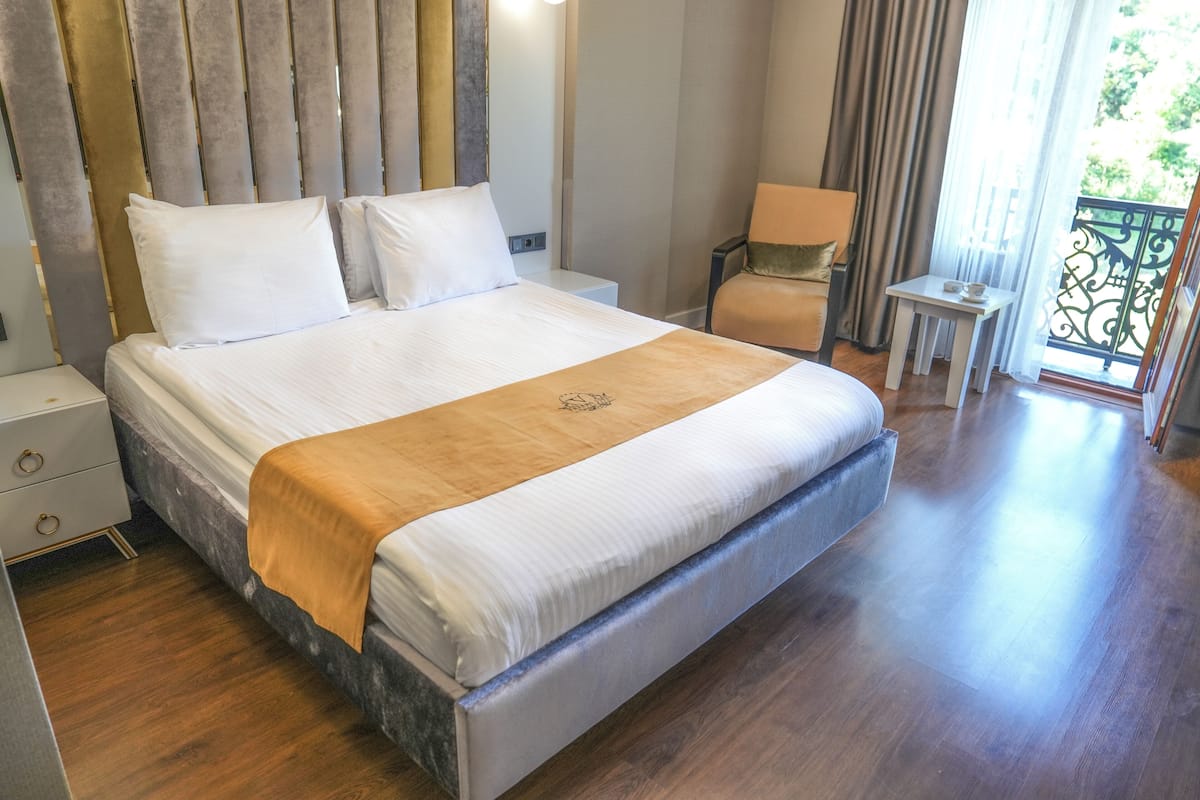 Standaard tweepersoonskamer, 1 tweepersoonsbed | Luxe beddengoed, een minibar, een kluis op de kamer, een bureau
