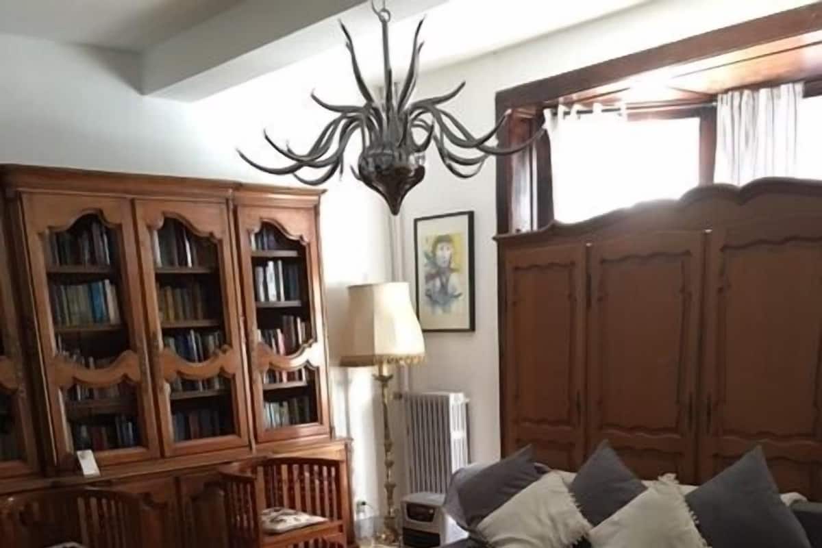 Una televisión de pantalla plana