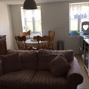 Apartment, 2 Schlafzimmer | Wohnbereich | Flachbildfernseher