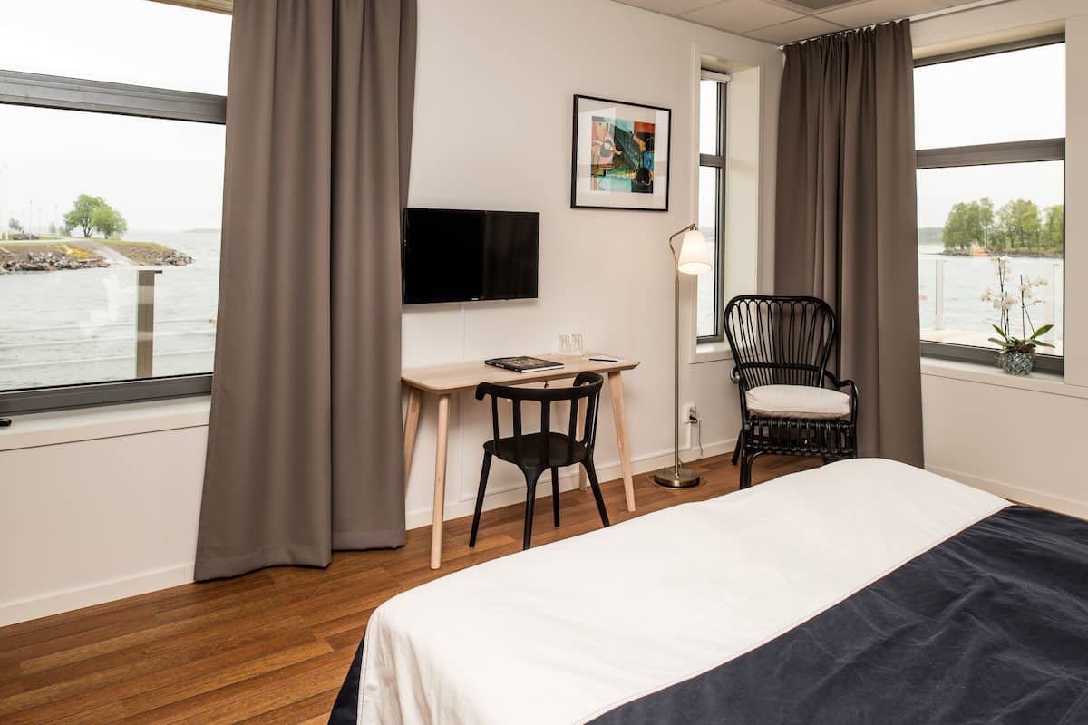 Een bureau, een laptopwerkplek, verduisterende gordijnen, gratis wifi