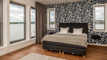 Suite, uitzicht op zee | Een bureau, een laptopwerkplek, verduisterende gordijnen, gratis wifi