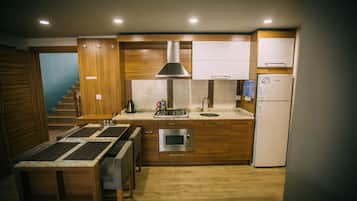 Full-sized fridge, microwave, stovetop, electric kettle