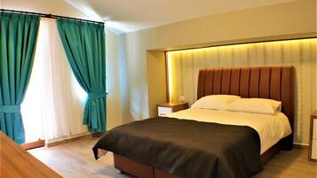 Suite Royale, balcon | Bureau, chambres insonorisées, Wi-Fi gratuit