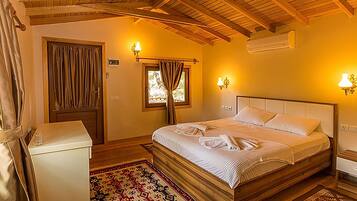 Standard Bungalow | Minibar, desk, blackout curtains, soundproofing