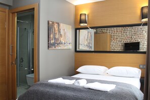 Standard Double Room | Minibar, desk, soundproofing, iron/ironing board - Xenia Hotel (Istanbul)
