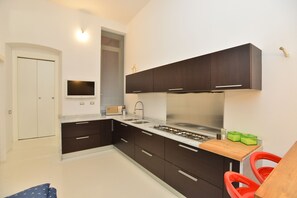 Appartement Deluxe | Cuisine privée | Grand réfrigérateur, micro-ondes, plaque de cuisson