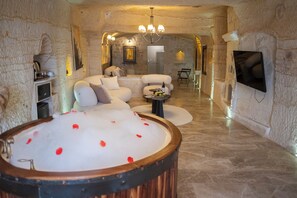 Urgup Suite | Egyptian cotton sheets, premium bedding, soundproofing, rollaway beds - Urgup Evi Cave Hotel (Ürgüp)