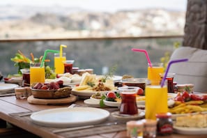 Petit déjeuner composé de spécialités régionales compris tous les jours