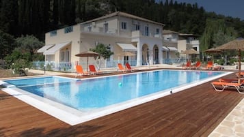 Außenpool (je nach Saison geöffnet), Sonnenschirme, Liegestühle