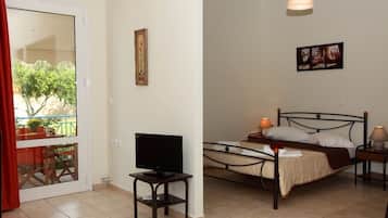 Apartment, Ground Floor | Área de estar | TV de plasma