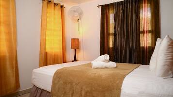 Casa estándar, 3 habitaciones (Terrace, Non Smoking) | Escritorio, wifi gratis y ropa de cama