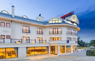 Fachada da propriedade à noite